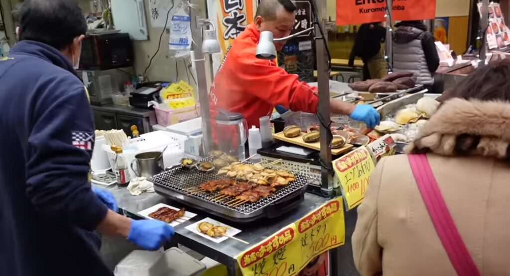 comida callejera en el centro de tokio