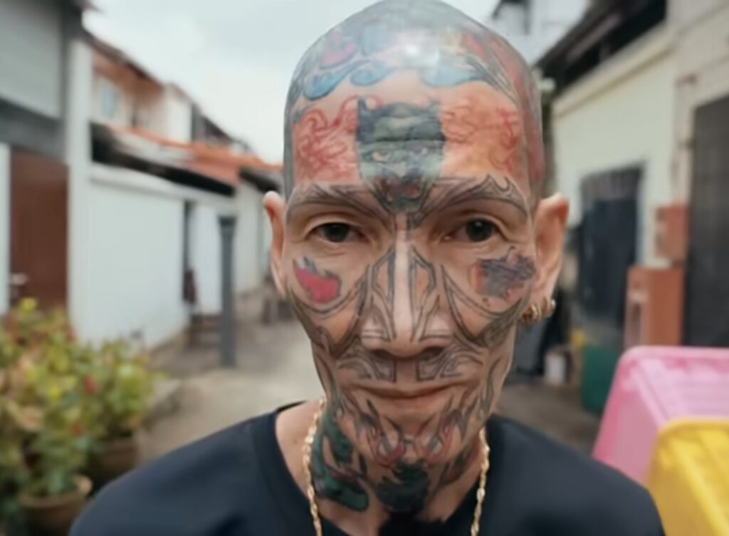 Tatuajes en el rostro  integrante de las triadas.