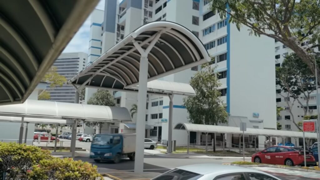 Entrada principal de vivienda HDB en Singapur